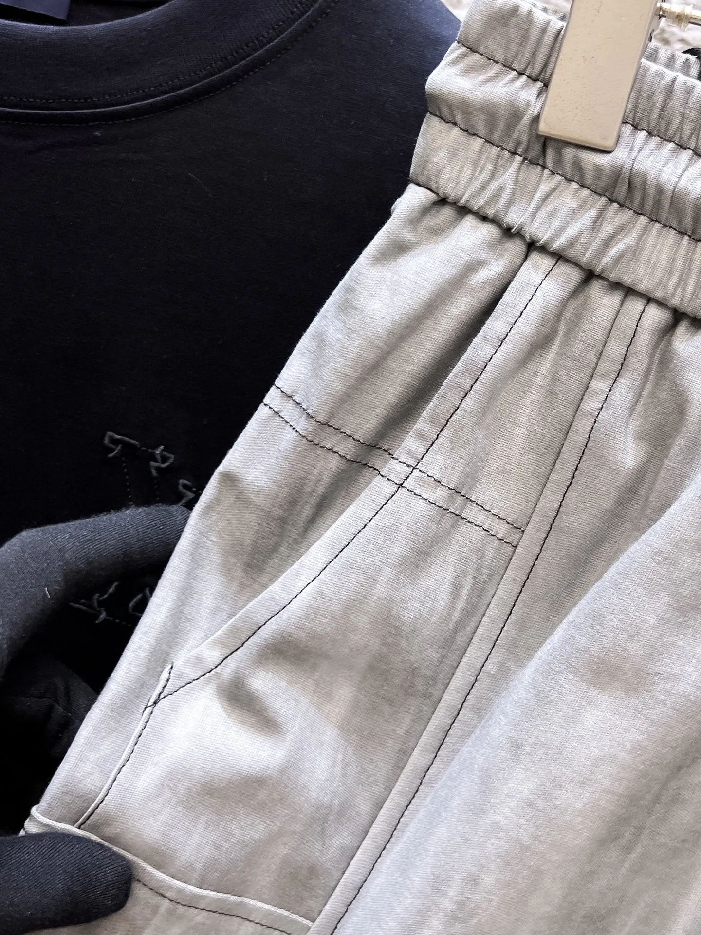 Balenciaga's three-standard complete 2026 summer New Arrival men's casual shorts, advanced custom-made Breathable fabric, Breathable fabric, extremely stretchy and comfortable, impeccable details, top-grade accessories, original logo design concept, delicate and soft feel! The upper body fit is awesome! Size: M-XXXL Please state your height and weight when ordering